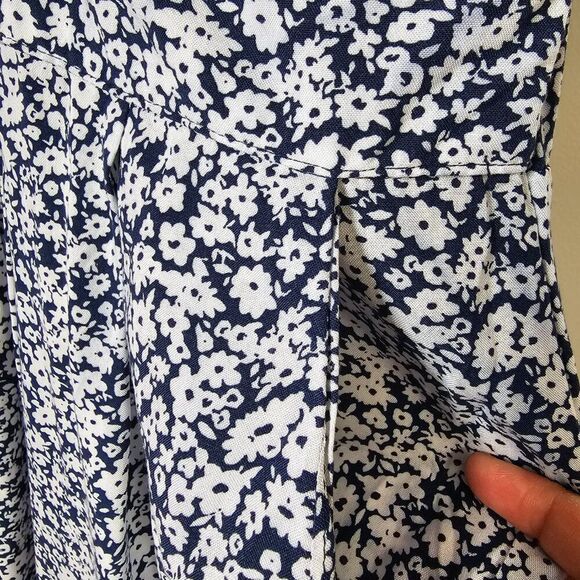 EUC OLD NAVY FLORAL V NECK SOFT JUMPSUIT SIZE SMALL - Picture 10 of 16